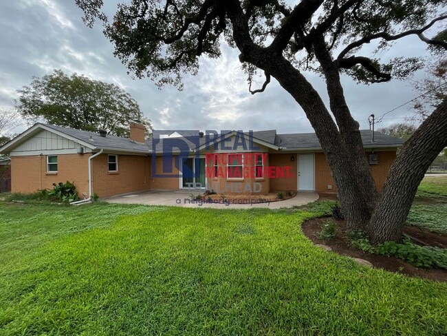 Building Photo - Charming 3 Bed 2 Bath Home