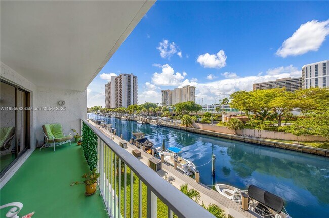 Foto del edificio - 1650 NE 115th St