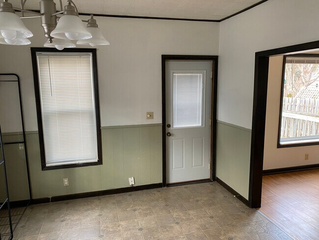 Building Photo - 618 E Brewster St
