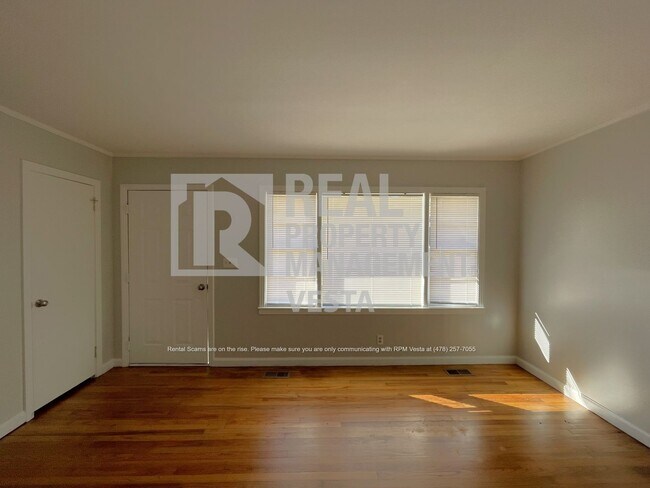 Building Photo - Stunning Three Bedroom Home in Convenient ...