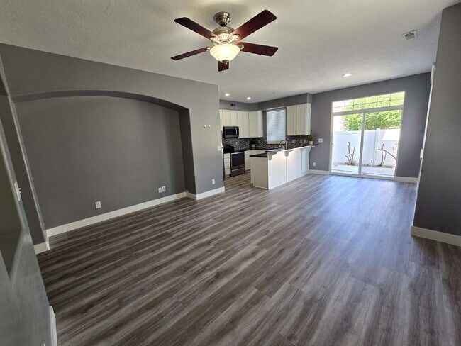 Foto del edificio - "Charming 3-Bed Townhouse Retreat in North...