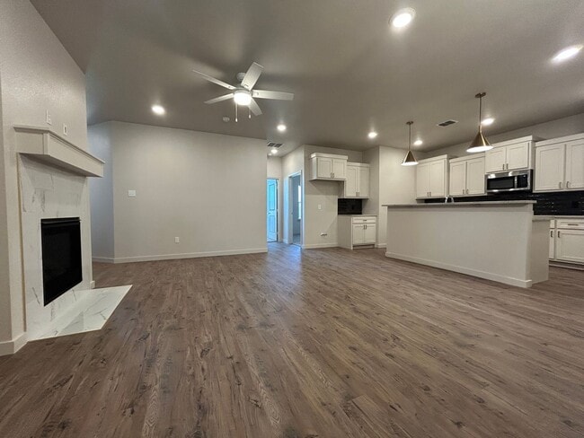 Foto del edificio - New Luxurious Townhome Located In Abbey Gl...
