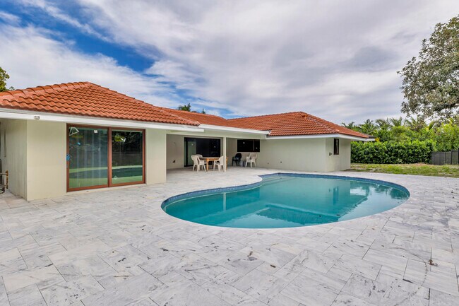 Foto del edificio - 5924 Pinebrook Dr