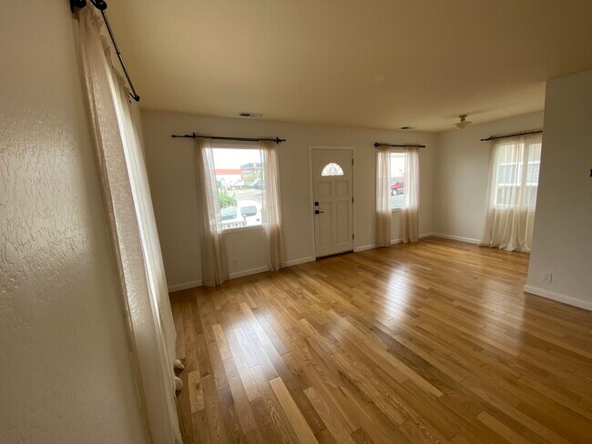 Large main living room - 184 Paloma Ave