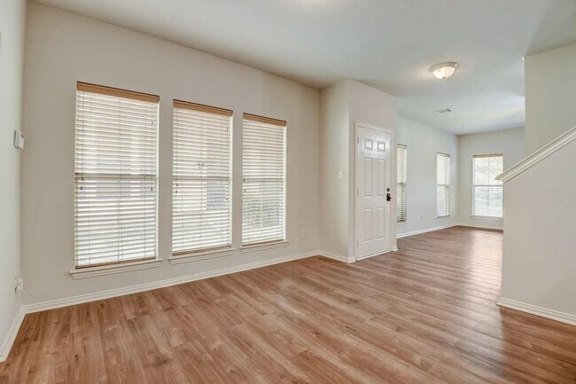 Foto del edificio - 328 Regency Dr