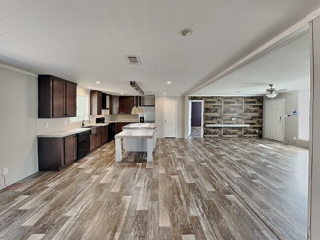 Foto del edificio - MOVE IN READY NOW! COUNTRY OASIS!