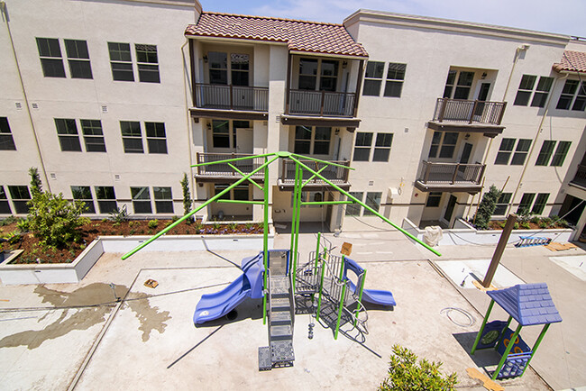 Área de juegos infantiles en construcción - Veterans Park Apartments