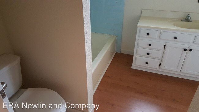 Building Photo - 3300 Lake Dr