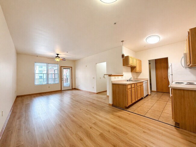 211 Sala de estar y comedor - Atwood Courtyard