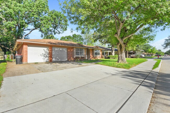 Building Photo - 1510 Narcille St