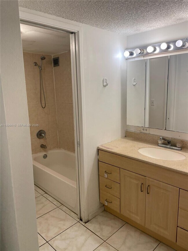 Foto del edificio - 17021 N Bay Rd