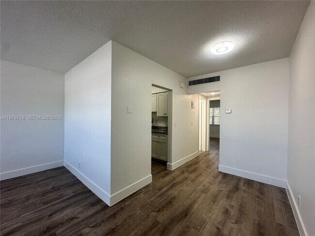 Foto del edificio - 2300 Madison St