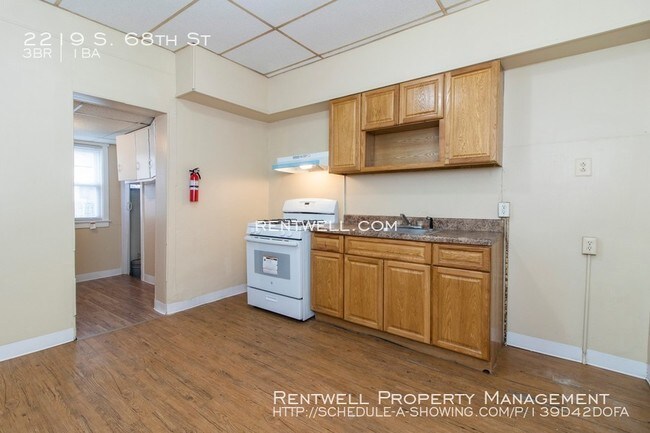 Building Photo - 2219 S 68th St