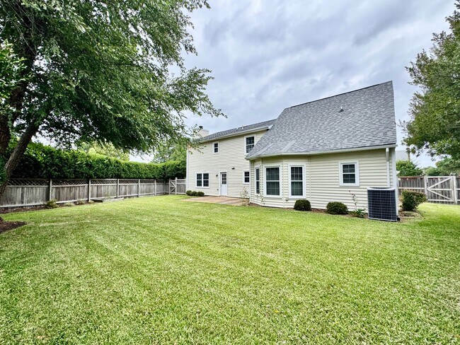 Foto del edificio - 4-Bedroom Home In Great Neck Meadows! Ready NOW!!! Fenced Backyard! HUGE Corner Lot! Dog Friendly!
