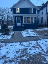 Building Photo - 1027 S Chicago Ave