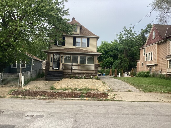 Building Photo - 651 E 93rd St