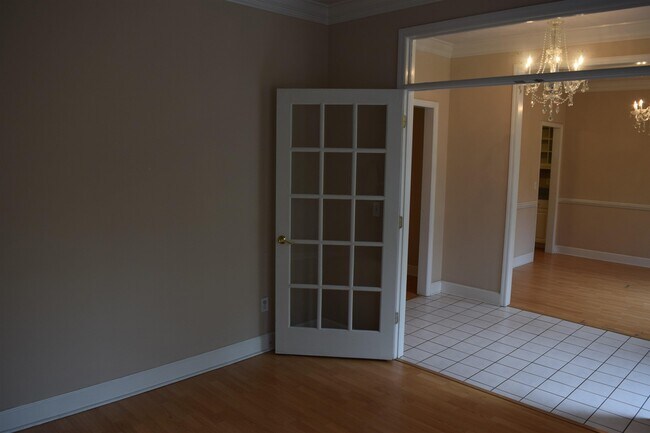Foto del edificio - 7658 McClure Dr