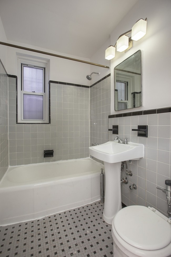 Building Photo - 525 W 236th St