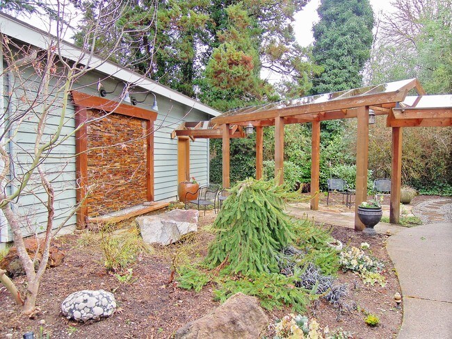 Entry Water Wall Courtyard - 35 Front St S
