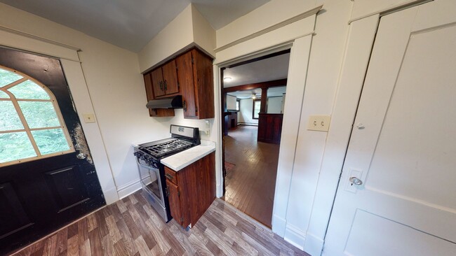 Building Photo - 5 Bed 1 Bath Single Family Home For Rent
