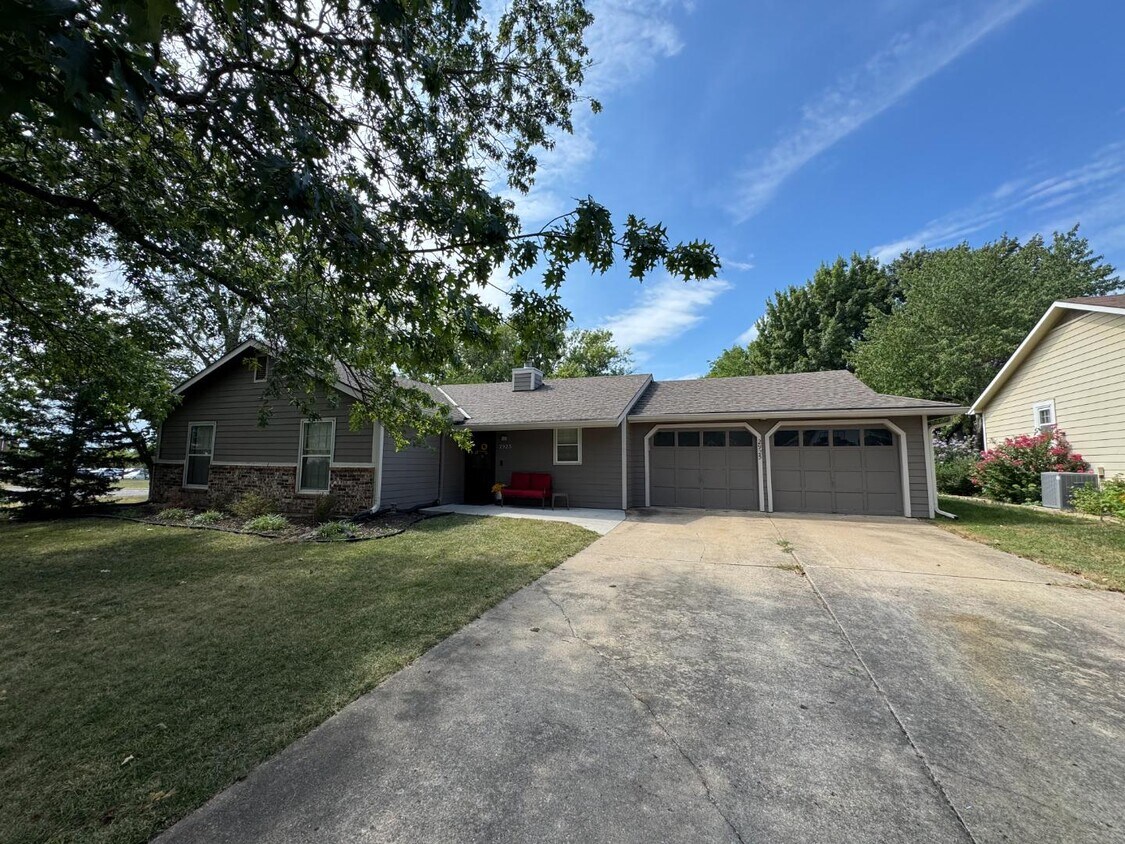 Foto principal - 2925 Lawrence Ave