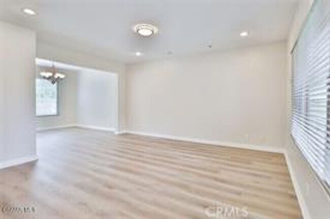 Foto del edificio - Tucked away on a quiet cul-de-sac in desirable Newbury Park 5+3 home