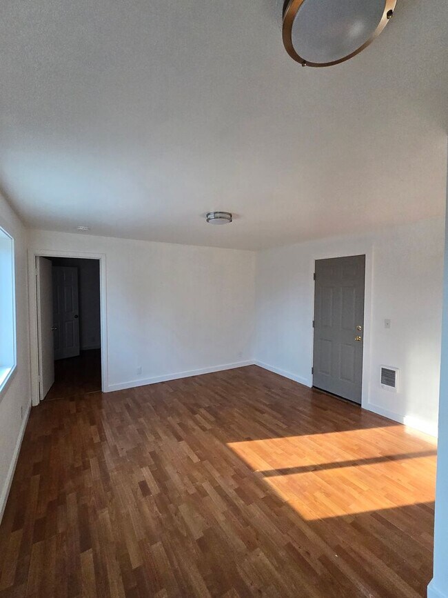 Foto del edificio - 2439 Sherman Ave