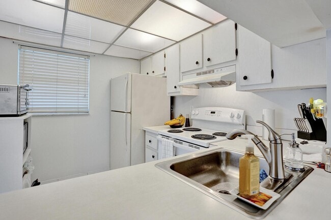 Building Photo - 9480 Poinciana Pl