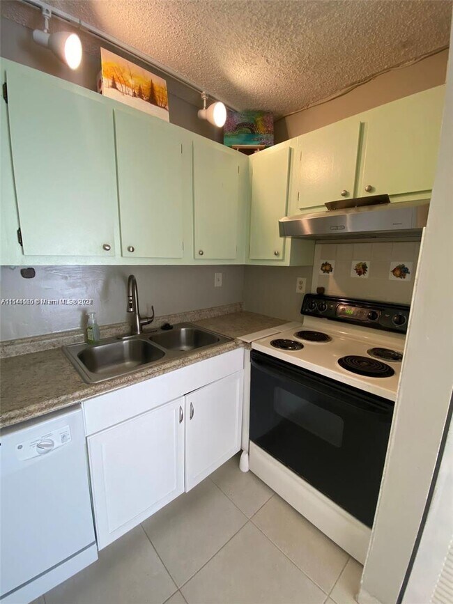 Building Photo - 2631 Riverside Dr