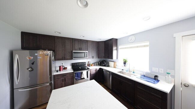 Foto del edificio - 5 Bed 2.5 Bath - Group - Dog Friendly - Fu...