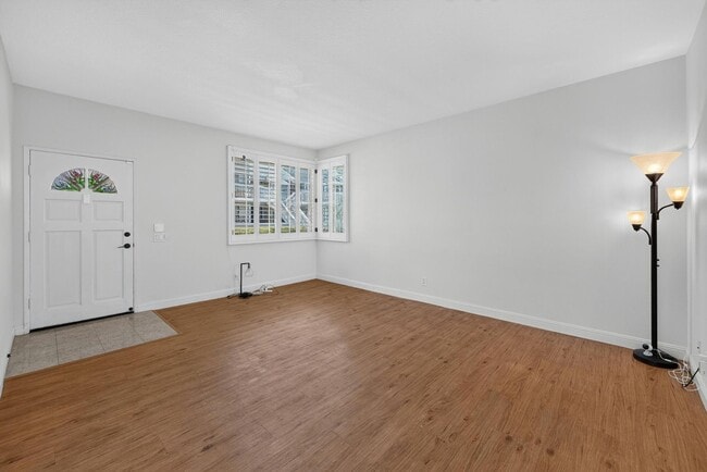 Building Photo - Spacious 2 Bed, 2 Bath Condo in Desirable Northwood