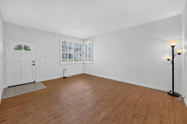 Foto del edificio - Spacious 2 Bed, 2 Bath Condo in Desirable Northwood