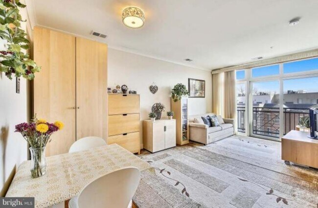 Bright and airy - 915 N Patrick St