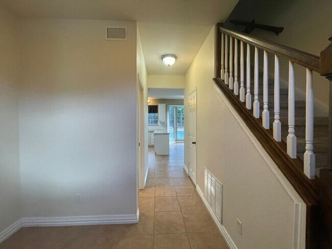 Foto del edificio - 3222 Mapleridge Dr
