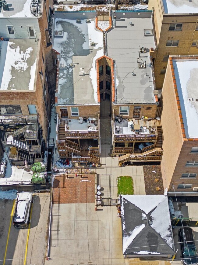 Foto del edificio - 5739 N Winthrop Ave