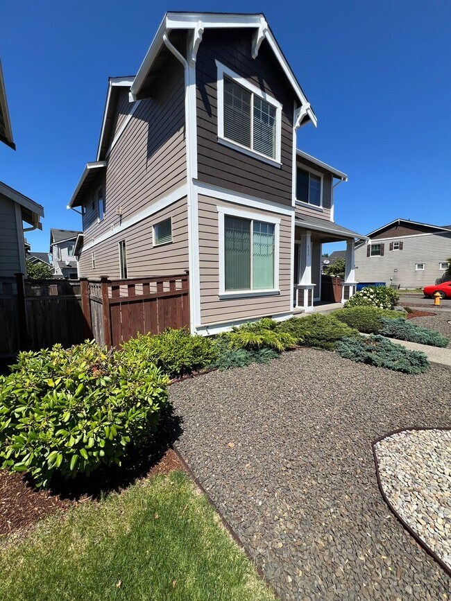 Foto del edificio - LIKE NEW Truly a MUST SEE! Move-in Ready