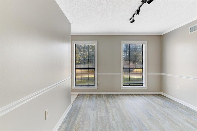 Foto del edificio - 7801 Autumn Creek Dr
