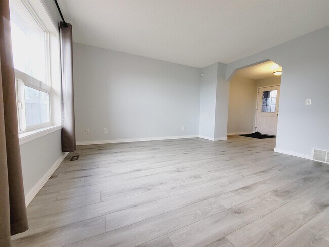 Photo du bâtiment - 3550 McLean Crescent SW