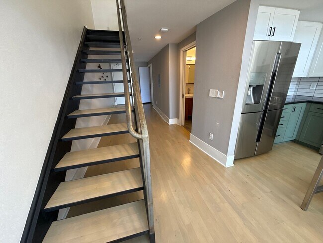 Building Photo - EPIC REA- Great SOMA Loft w/View - 1 BR/2 ...