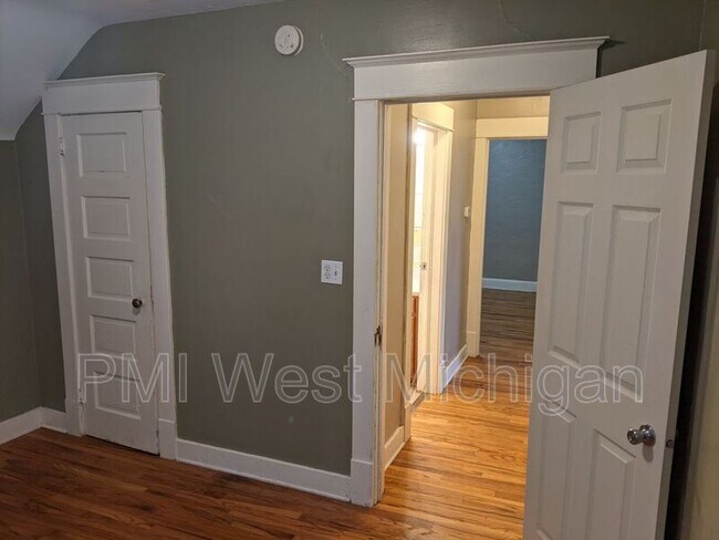 Building Photo - 1617 7th St NW