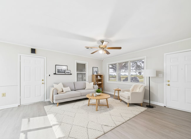 Building Photo - 2 bed 2 bath home Available NOW!