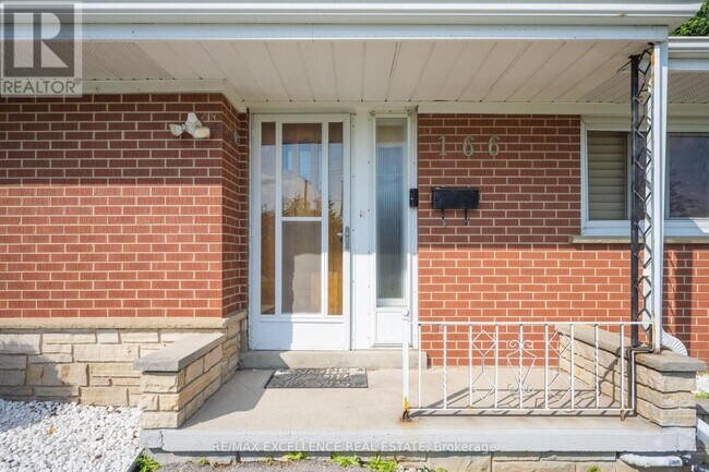Photo du bâtiment - 166 McLaughlin Rd S