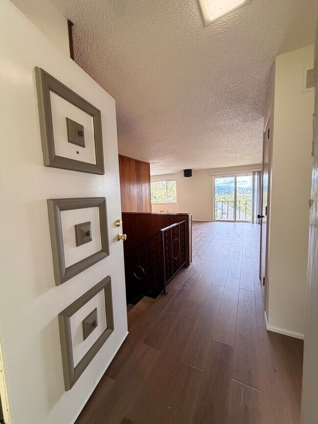 Building Photo - 2-Bedroom 1 1/2- bathroom Townhouse style duplex.