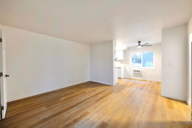 Foto del edificio - 6828 Fulton Ave