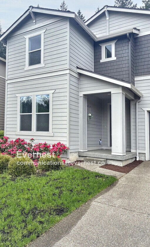 Foto principal - Gorgeous 4-Bedroom Home with Modern Comfor...
