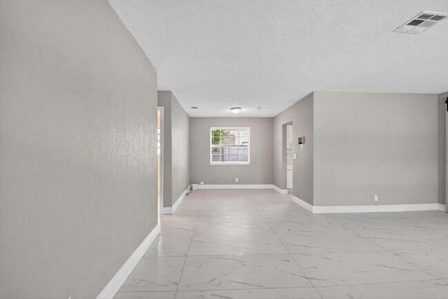 Building Photo - 601 SW 5th Ave