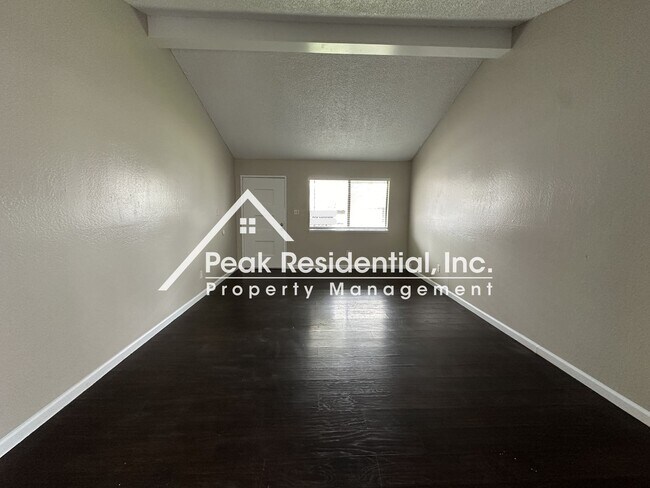 Foto del edificio - Updated 2bd/1ba North Highlands Duplex wit...