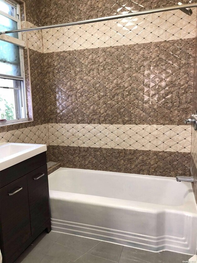 Building Photo - 61-54 55th Dr