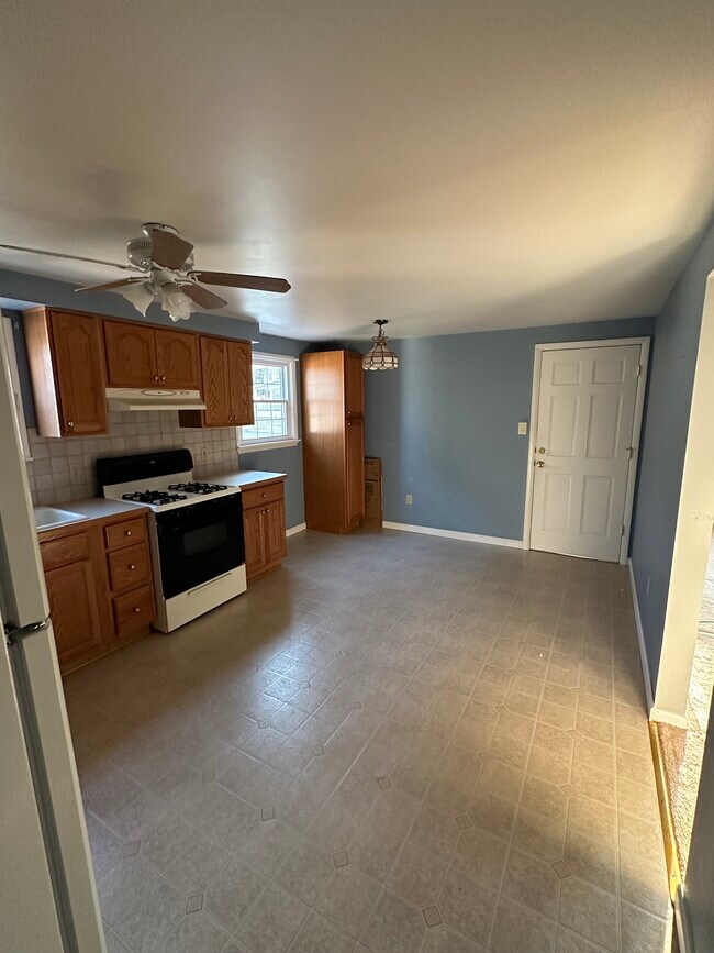 Kitchen - 117 Klinger Ave