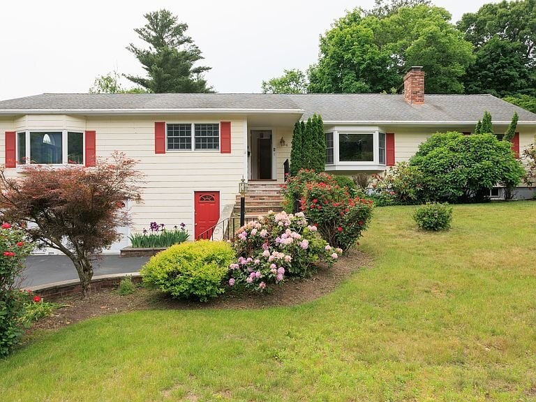 Photo - 16 Westwood Rd (Lexington, MA)